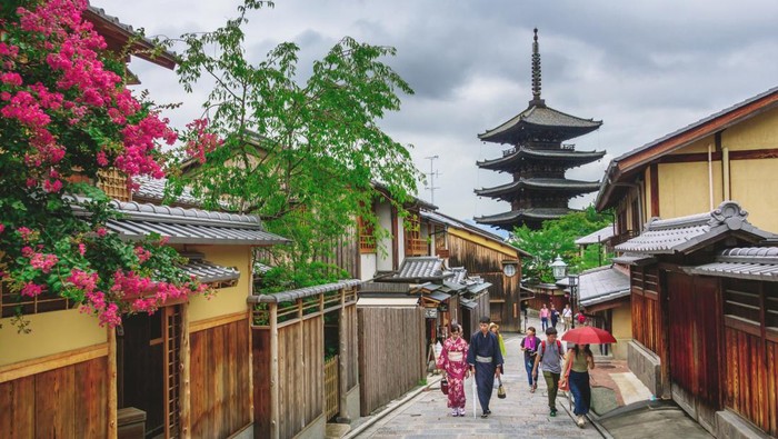 1761566363350-daya-tarik-wisata-di-kota-kyoto-yakni-yasaka-pagoda_169