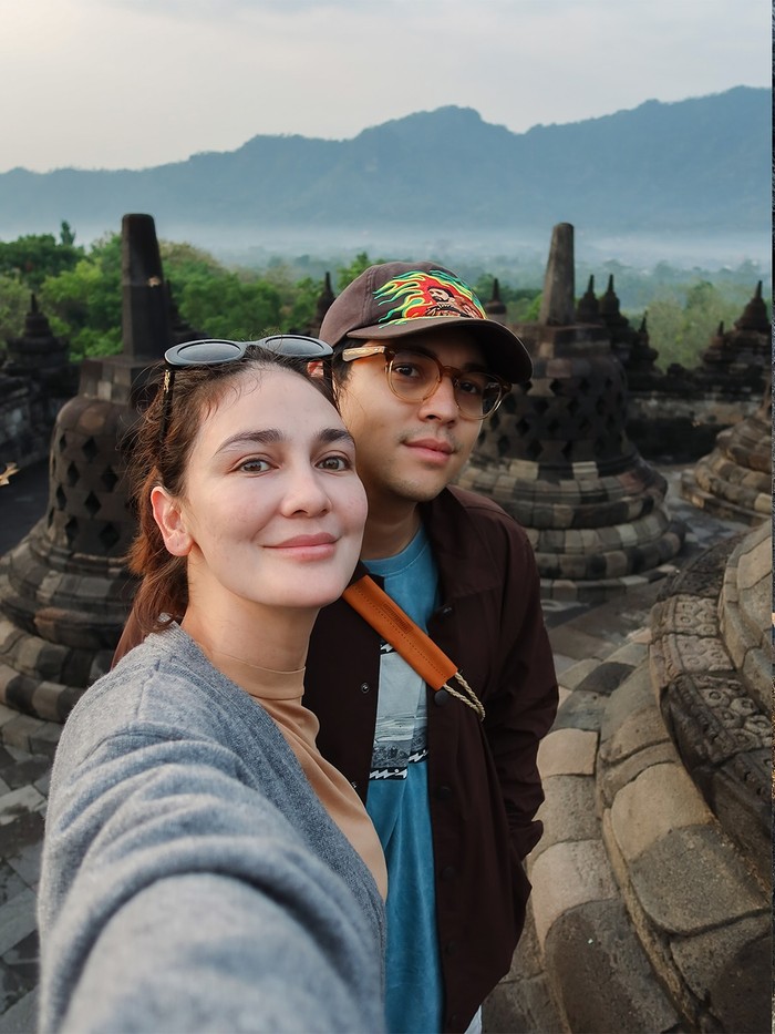 1761587134921-luna-maya-di-candi-borobudur-1761540314423