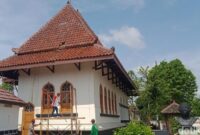 1761631194816-perbaikan-cungkup-makam-ronggowarsito-di-palar-klaten-senin-27102025-1761550951321_169