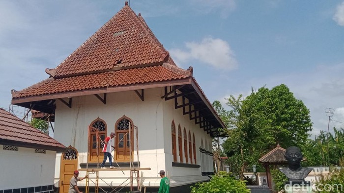 1761631194816-perbaikan-cungkup-makam-ronggowarsito-di-palar-klaten-senin-27102025-1761550951321_169