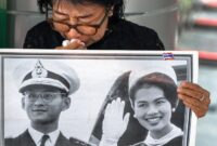 1761631205630-salah-satu-pelayat-tak-kuasa-menahan-air-mata-saat-memberikan-penghormatan-terakhir-untuk-ibu-suri-sirikit-di-rumah-sakit-chul-1761379916882_43