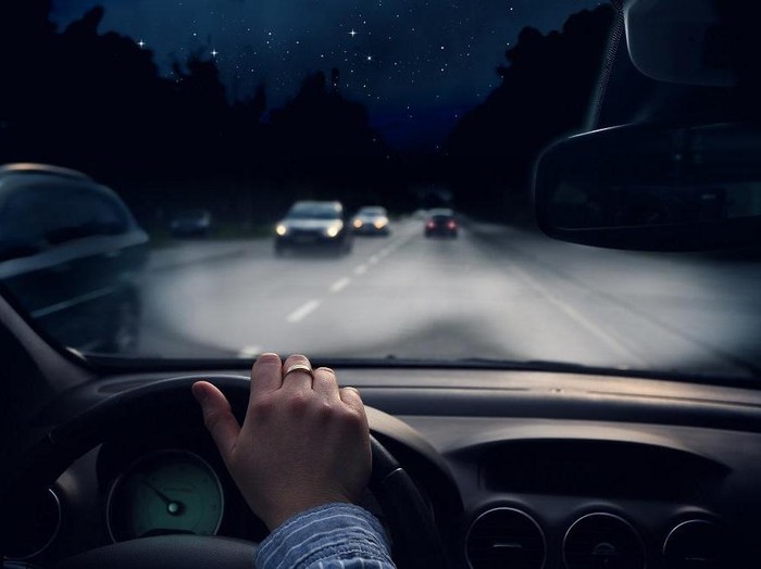 1761652527297-ilustrasi-berkendara-malam-hari_43