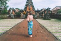 1761652544103-ilustrasi-traveler-mengenakan-sarung-1761632586312_169