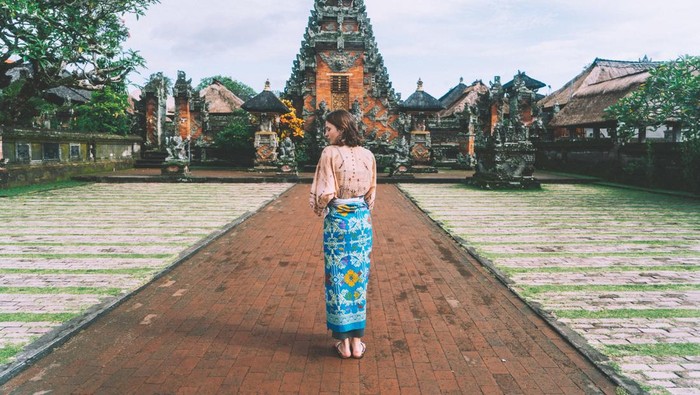 1761652544103-ilustrasi-traveler-mengenakan-sarung-1761632586312_169