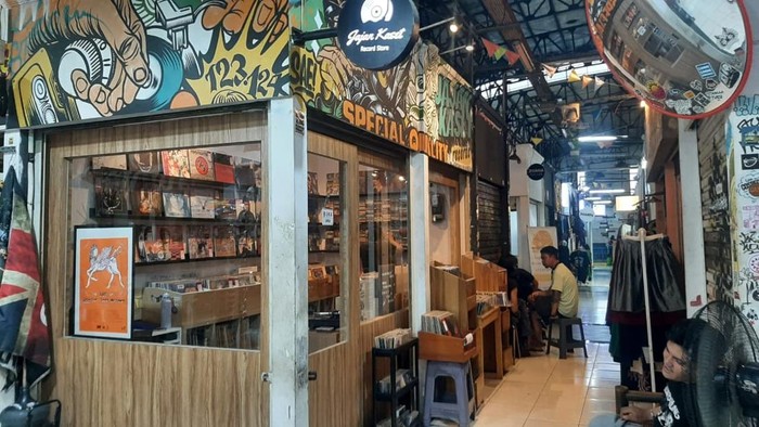 1761652560779-jajan-kaset-santa-terletak-di-lantai-atas-blok-aks-gedung-pasar-santa-jakarta-selatan-1761629831703_169