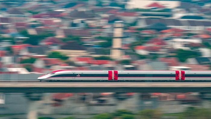 1761673506381-64-masinis-kai-resmi-kemudikan-semua-perjalanan-whoosh-1756864723239_169