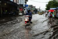 1761717532147-kondisi-kawasan-pasar-panorama-lembang-yang-banjir-usai-hujan-deras-1761370988325_169