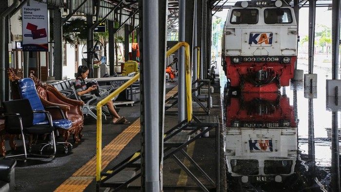 1761717596849-stasiun-tawang-semarang-lumpuh-terendam-banjir-1_169