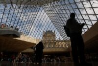 1761738554234-potret-museum-louvre-kembali-dibuka-usai-pencurian-perhiasan-bernilai-fantastis-1761199897131_169