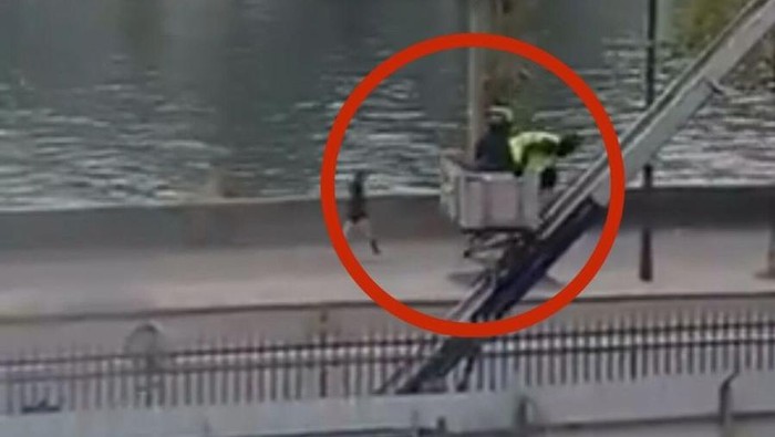 1761760223641-pencuri-museum-louvre-kabur-pakai-lift-barang-1761279835935_169