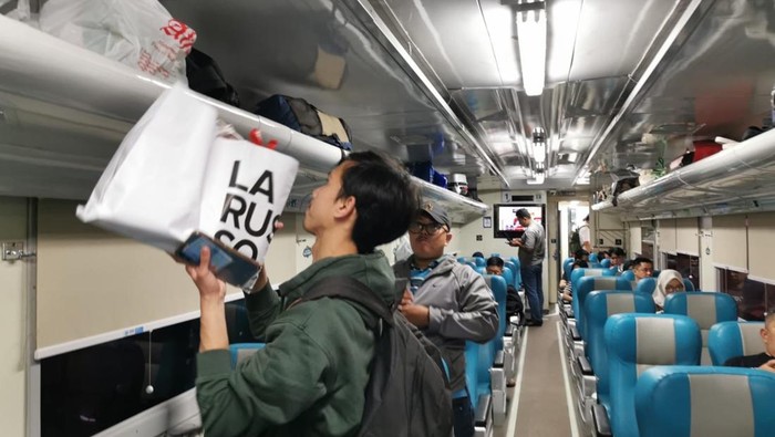 1761780371636-para-penumpang-saat-berada-di-gerbong-kereta-api-rute-medan-rantau-prapat-dok-kai-divre-i-sumut-1758422955440_169