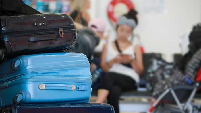 1761825308371-ilustrasi-koper-di-bandara_169