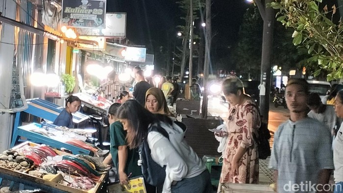 1761846865862-wisatawan-berburu-kuliner-seafood-di-kampung-ujung-labuan-bajo-ambrosius-ardindetikbali_169