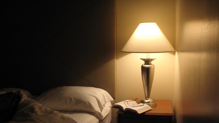 1761890315857-ilustrasi-kamar-hotel-di-malam-hari_169