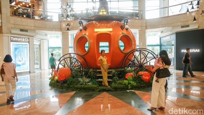 1761911567257-sambut-halloween-kereta-labu-raksasa-hiasi-mal-jakarta-1761893308791_169