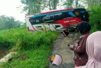 1761933335926-penampakan-bus-rombongan-ziarah-tersesat-di-hutan-plukaran-kecamatan-gembong-pati-rabu-29102025-1761718342794_169