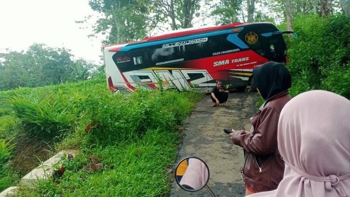 1761933335926-penampakan-bus-rombongan-ziarah-tersesat-di-hutan-plukaran-kecamatan-gembong-pati-rabu-29102025-1761718342794_169