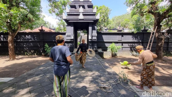 1762170697915-badi-dalem-di-imogiri-mulai-menyiapkan-makam-untk-mendiang-paku-buwono-xiii-senin-3122025-1762154503927_169