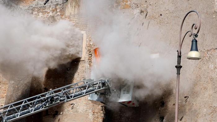 1762235656886-reruntuhan-torre-dei-conti-di-roma-picu-kepulan-debu-dekat-colosseum-1762174022233_169