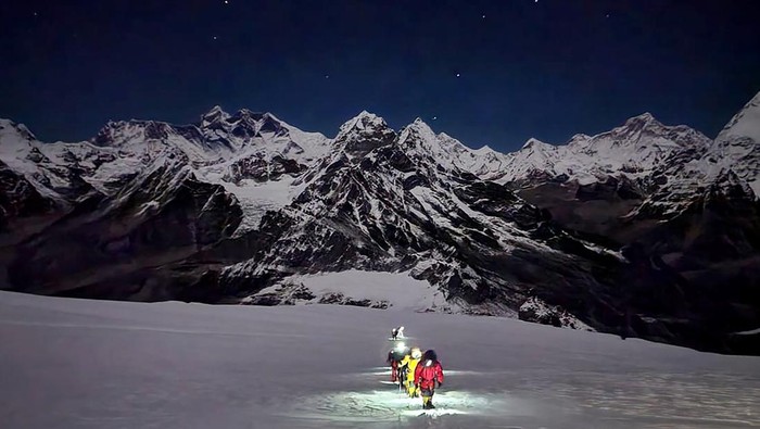 1762321976944-menapaki-dinginnya-salju-himalaya-kala-pendaki-indonesia-tiba-di-puncak-mera-peak-1_169