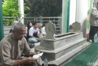 1762322074344-makam-syekh-abdurrahman-di-kompleks-masjid-agung-karawang_169