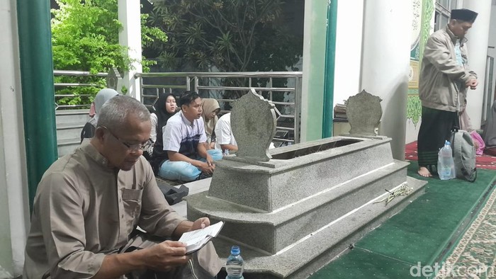 1762322074344-makam-syekh-abdurrahman-di-kompleks-masjid-agung-karawang_169