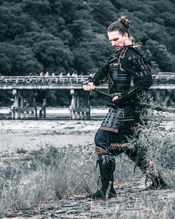 1762322101442-berfoto-bak-samurai-di-jepang-1762253663592