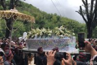 1762343715191-jenazah-raja-keraton-kasunanan-surakarta-sri-susuhunan-paku-buwono-xiii-tiba-di-kompleks-makam-raja-raja-mataram-atau-pajimata-1762323746354_169