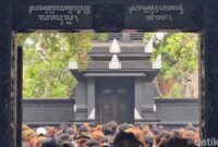 1762365136209-pemakaman-paku-buwono-xiii-di-kedaton-pb-x-digelar-tertutup-1762327470595_169