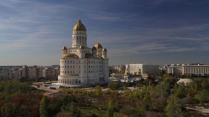 1762408588653-gereja-ortodoks-terbesar-di-dunia-1762314428937_169