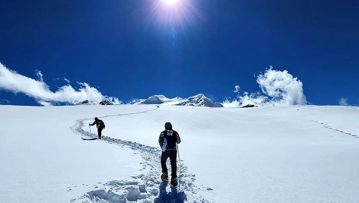 1762430474137-menapaki-dinginnya-salju-himalaya-kala-pendaki-indonesia-tiba-di-puncak-mera-peak-2_169