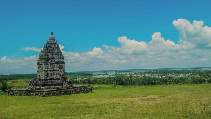 1762495337622-miniatur-candi-prambanan-di-wisata-cakat-raya_169