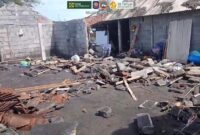 1762537527984-abrasi-yang-merusak-sejumlah-bangunan-di-pantai-trisik-galur-kulon-progo-jumat-7112025-1762503291324_169