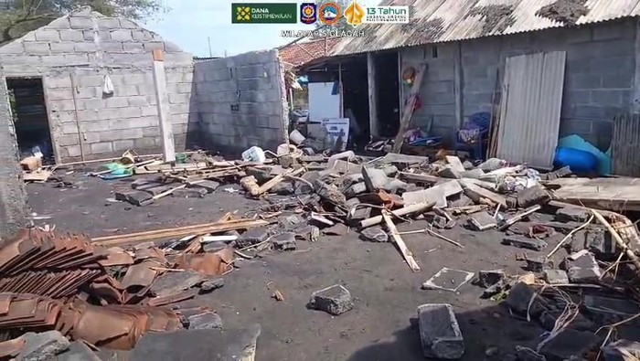 1762537527984-abrasi-yang-merusak-sejumlah-bangunan-di-pantai-trisik-galur-kulon-progo-jumat-7112025-1762503291324_169