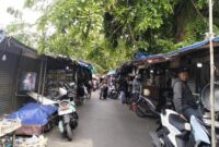 1762580870044-pasar-loak-jatinegara-1759624572184_169