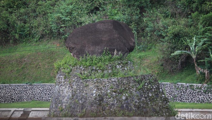 1762602427200-melihat-batu-eon-yang-konon-tidak-hancur-meski-pakai-dinamit_169