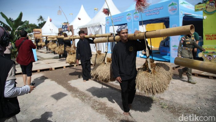 1762667451656-tradisi-seren-taun-sinar-resmi-meriahkan-wjf-2025-1762663260293_169