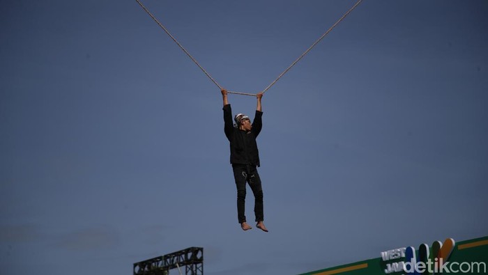 1762688964180-pesona-kesenian-lais-saat-tubuh-menari-di-atas-tali-1762670404711_169