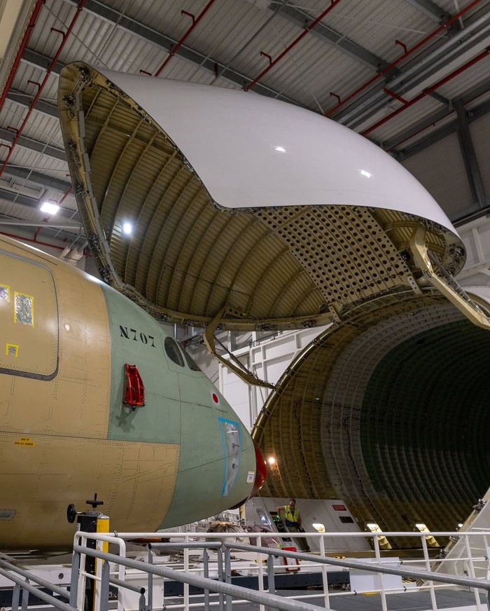 1762710254610-penampakan-pesawat-qantas-a350-1000ulr-yang-akan-terbang-non-stop-selama-22-jam-1762665896119