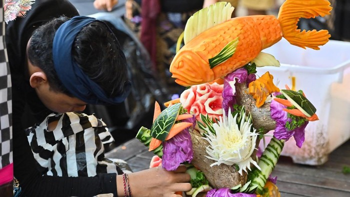 1762754112326-kreasi-ukiran-buah-jadi-daya-tarik-wisata-di-sanur-1762694890141_169