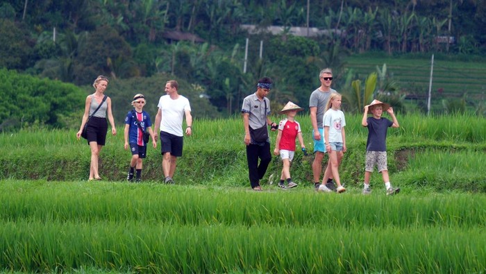 1762754186436-pemerintah-cairkan-dana-desa-rp647-miliar-di-bali-dukung-ekonomi-dan-pariwisata-lokal-1760353836225_169