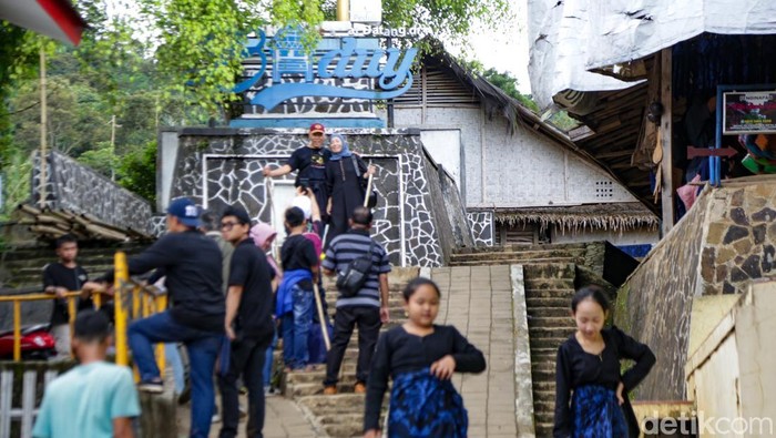 1762862134225-musim-durian-tiba-wisatawan-serbu-baduy-1_169