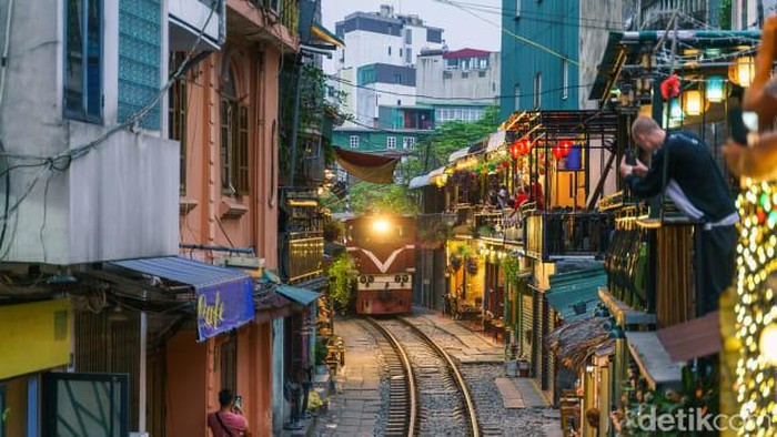 1763013852379-train-street-hanoi-1_169