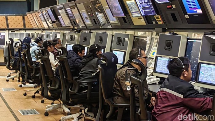 1763056232098-mengintip-ruang-pemandu-lalu-lintas-udara-bandara-soekarno-hatta_169