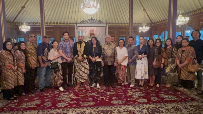 1763099870511-foto-kgph-mangkubumi-dinobatkan-sebagai-pb-xiv-1763024269016_169