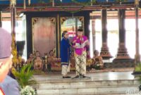 1763228572162-paku-buwono-xiv-purbaya-membacakan-sabda-raja-saat-jumenengan-di-siti-hinggil-keraton-solo-sabtu-15112025-1763182559759_169