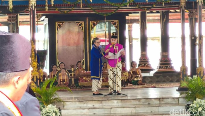 1763228572162-paku-buwono-xiv-purbaya-membacakan-sabda-raja-saat-jumenengan-di-siti-hinggil-keraton-solo-sabtu-15112025-1763182559759_169