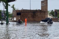 1763293428586-banjir-di-kawasan-museum-kota-lama-kecamatan-semarang-tengah-kota-semarang-selasa-28102025-1761624587612_169