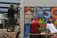 1763293549313-tim-disulap-jadi-lautan-warna-20-seniman-ramaikan-jakarta-mural-festival-2025-1763270225592_169