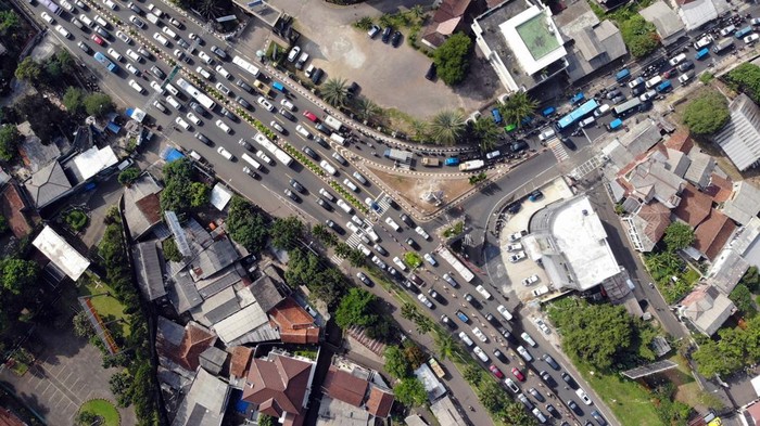 1763359171109-libur-panjang-jalur-puncak-bogor-macet-meski-one-way-diberlakukan-1757053383031_169